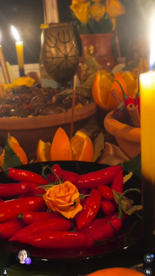 Rosas, velas e elementos de um altar do Portal