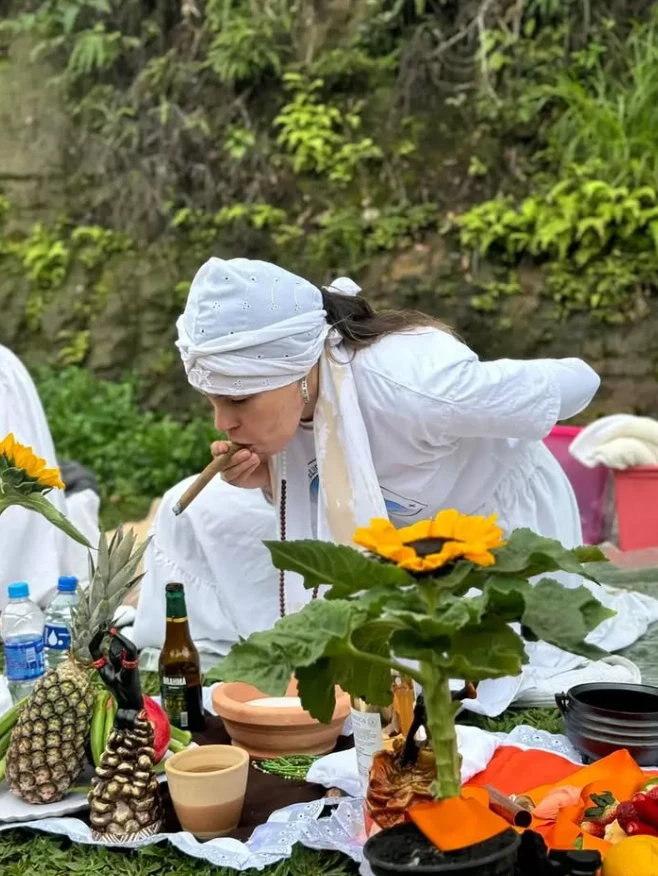 Luísa Alves em uma prática na natureza